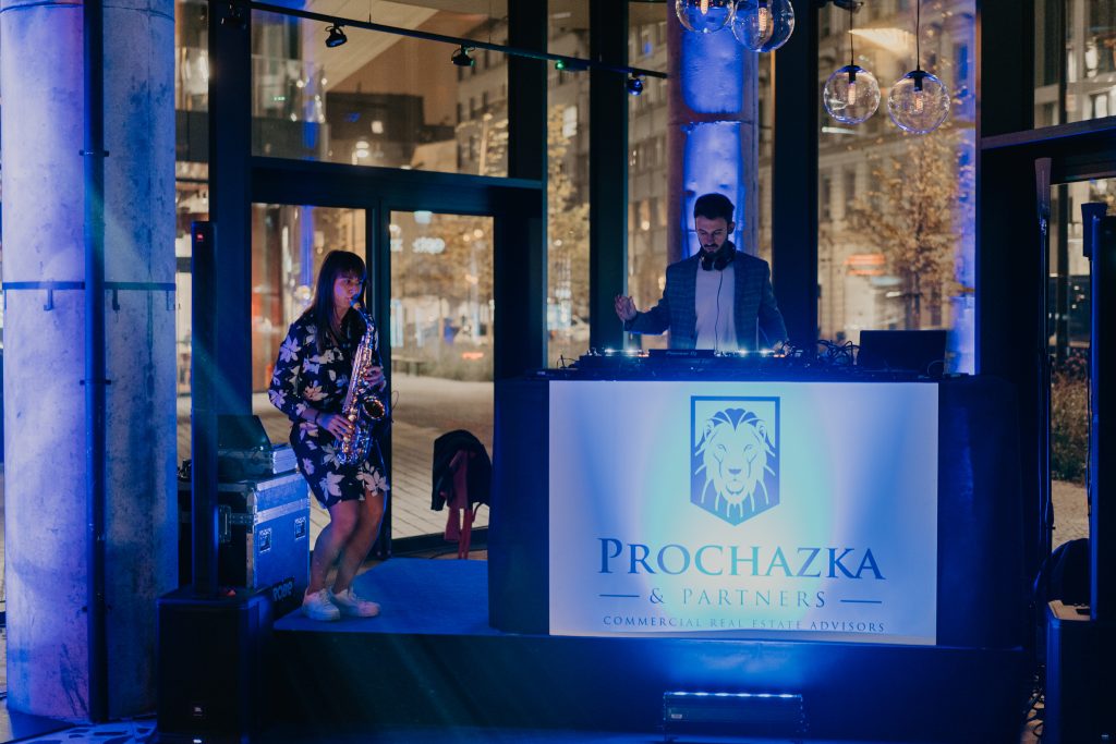 Zavzpomínejte prostřednictvím fotografií na úžasnou atmosféru Prochazka & Partners Party 2024.